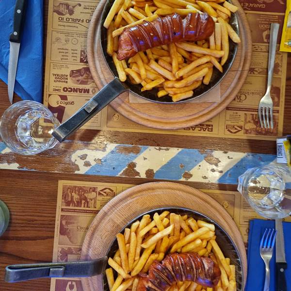 Maxi wurstel con patatine fritte. #kapuziner #lagodigarda #bavarese #ristorante